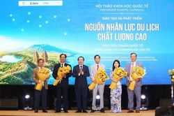 Muốn du lịch Việt Nam vươn tầm, phải n&acirc;ng chuẩn nguồn nh&acirc;n lực