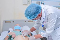 Cụ &ocirc;ng 93 tuổi c&oacute; tuyến tiền liệt lớn gấp 5 lần b&igrave;nh thường, b&aacute;c sĩ phải &ldquo;mổ k&eacute;p&rdquo;