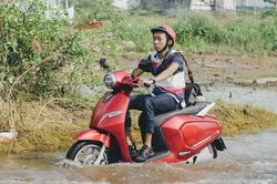 Xe máy điện đi mưa, những bộ phận nào dễ hỏng?