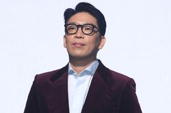 MC Mong xuất hiện với 'một căn hộ' quấn quanh cổ tay