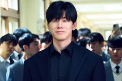 Kim Moo Yul trở lại Netflix sau Teach You A Lesson