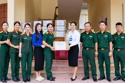 Phụ nữ Bộ CHQS tỉnh Hà Tĩnh tiếp nhận vật chất hỗ trợ Đội quy tập làm công tác dân vận tại Lào