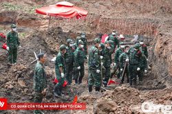 Người dân đến dâng hương ở Công viên Lê Thị Riêng