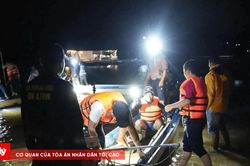 Tìm kiếm người mất tích sau vụ lật xuồng