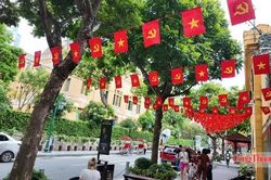 Du kh&aacute;ch quốc tế ấn tượng với kh&ocirc;ng kh&iacute; Quốc kh&aacute;nh tại H&agrave; Nội