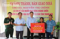 Phó Bí thư Thường trực Tỉnh ủy Nguyễn Hồng Phong trao kinh phí hỗ trợ, bàn giao nhà cho gia đình chính sách