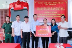 Phó Bí thư Tỉnh ủy Trịnh Tuấn Sinh trao kinh phí hỗ trợ, bàn giao nhà cho gia đình chính sách