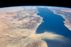 Houthi ph&oacute;ng t&ecirc;n lửa v&agrave;o c&aacute;c đảo tr&ecirc;n Biển Đỏ, sức &eacute;p an ninh h&agrave;ng hải gia tăng