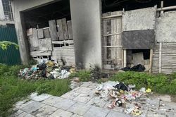 Trật tự, mỹ quan đ&ocirc; thị - Những &ldquo;c&aacute;i gai trong mắt&rdquo;: Đổ r&aacute;c thải bừa b&atilde;i - b&agrave;i to&aacute;n kh&oacute; trong x&acirc;y dựng đ&ocirc; thị văn minh