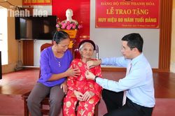Ph&oacute; B&iacute; thư Thường trực Tỉnh ủy Nguyễn Hồng Phong trao Huy hiệu 80 năm tuổi Đảng cho c&aacute;c đảng vi&ecirc;n l&atilde;o th&agrave;nh