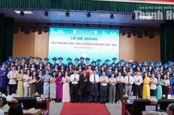 101 sinh viên ngành bác sĩ y khoa và 59 sinh viên ngành cử nhân điều dưỡng được trao bằng tốt nghiệp