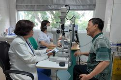 Chăm sóc mắt cho người cao tuổi
