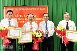 Đảng ủy C&aacute;c cơ quan Đảng tỉnh An Giang trao Huy hiệu Đảng cho đảng vi&ecirc;n