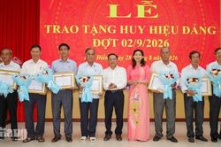 H&ograve;a Điền trao 10 Huy hiệu Đảng cho 9 đảng vi&ecirc;n
