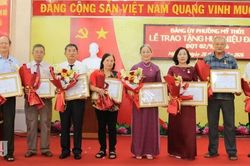 Mỹ Thới trao Huy hiệu Đảng cho 79 đảng vi&ecirc;n, kiện to&agrave;n 5 chi bộ trường học