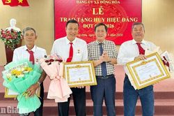 Đông Hòa trao tặng Huy hiệu Đảng cho 14 đảng viên