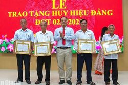 An Minh tặng Huy hiệu Đảng cho 39 đảng vi&ecirc;n
