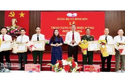 X&atilde; B&igrave;nh Sơn trao Huy hiệu Đảng cho 22 đảng vi&ecirc;n