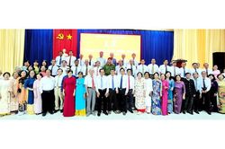 Tri Tôn trao Huy hiệu Đảng cho 141 đảng viên