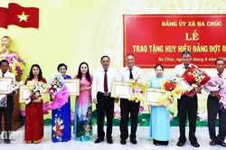 Đảng ủy x&atilde; Ba Ch&uacute;c trao Huy hiệu Đảng cho 40 đảng vi&ecirc;n