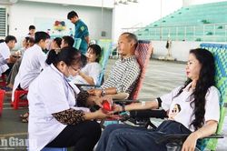 Chợ Mới tiếp nhận 200 đơn vị m&aacute;u