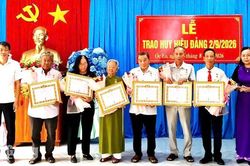 Đảng ủy x&atilde; &Oacute;c Eo trao Huy hiệu Đảng cho 22 đảng vi&ecirc;n