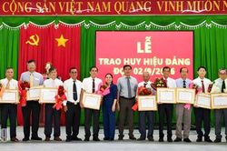 Chi Lăng trao Huy hiệu Đảng cho 53 đảng vi&ecirc;n