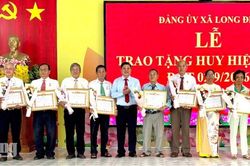 58 đảng vi&ecirc;n x&atilde; Long Điền nhận Huy hiệu Đảng