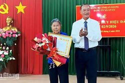 An Cư trao Huy hiệu Đảng cho 25 đảng vi&ecirc;n