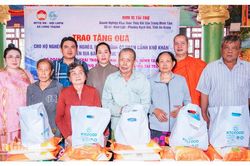 Long Thạnh trao 300 suất quà cho hộ khó khăn