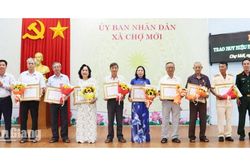 75 đảng vi&ecirc;n x&atilde; Chợ Mới nhận Huy hiệu Đảng