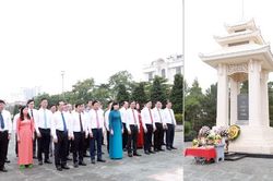 Lãnh đạo tỉnh Bắc Ninh dâng hương tưởng niệm các Anh hùng liệt sĩ tại phường Bắc Giang