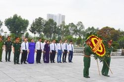 Lãnh đạo tỉnh Bắc Ninh dâng hương tưởng niệm các Anh hùng liệt sĩ tại phường Kinh Bắc