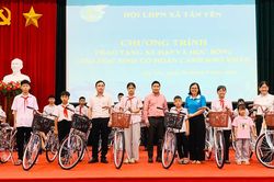 Bắc Ninh: Nhiều phần qu&agrave; &yacute; nghĩa d&agrave;nh tặng học sinh c&oacute; ho&agrave;n cảnh kh&oacute; khăn