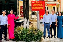 Gắn bó với dân, việc khó thành dễ