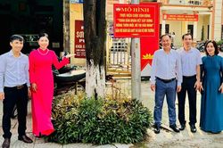 Gắn bó với dân, việc khó thành dễ