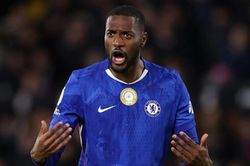 Man Utd khẩn trương nhắm bộ đôi sao Chelsea nhằm giải quyết cuộc khủng hoảng hàng thủ