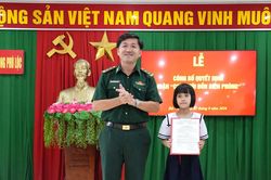 Đồn Bi&ecirc;n ph&ograve;ng Ph&uacute; Lộc nhận con nu&ocirc;i v&agrave; trao qu&agrave; cho học sinh đỡ đầu