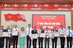 Tam Mỹ trao tặng Huy hiệu Đảng đợt 2/9 cho đảng viên