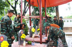 Dưới những phần mộ, một lời gọi tên