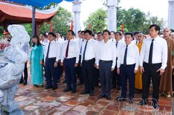 Lãnh đạo tỉnh Điện Biên dâng hương, tri ân anh hùng liệt sĩ