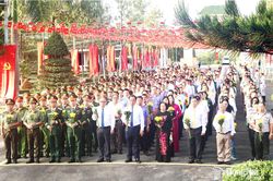 Dâng hương viếng các anh hùng liệt sĩ nhân kỷ niệm 81 năm Cách mạng tháng Tám thành công và Quốc khánh