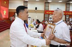 167 đảng vi&ecirc;n phường Trấn Bi&ecirc;n nhận Huy hiệu Đảng đợt 2-9