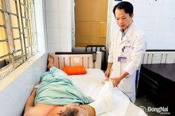 Bật b&aacute;o động đỏ to&agrave;n viện, nối th&agrave;nh c&ocirc;ng c&aacute;nh tay bị đứt l&igrave;a cho nam bệnh nh&acirc;n