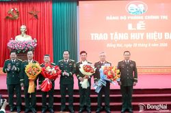 Đảng bộ Qu&acirc;n sự th&agrave;nh phố trao huy hiệu Đảng dịp kỷ niệm 81 năm C&aacute;ch mạng th&aacute;ng T&aacute;m th&agrave;nh c&ocirc;ng v&agrave; Quốc kh&aacute;nh 2-9
