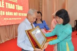 Phường Mỹ Tho: Trao Huy hiệu Đảng cho 175 đảng viên