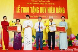 Đồng ch&iacute; Phan Văn Thắng trao Huy hiệu Đảng tại phường Mỹ Phong