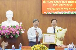Đồng ch&iacute; Phạm Văn Chuẩn trao Huy hiệu Đảng cho B&iacute; thư Đảng ủy phường Hồng Ngự