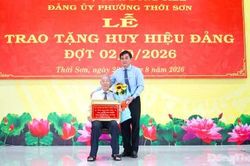 Đồng ch&iacute; Nguyễn Văn Mười trao Huy hiệu Đảng tại phường Thới Sơn