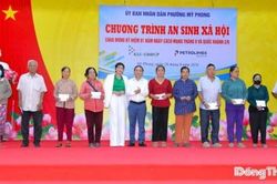 Đồng chí Phan Văn Thắng dự Chương trình trao tặng quà an sinh xã hội tại phường Mỹ Phong